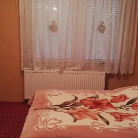 דירה Szanto Apartman שיופוק