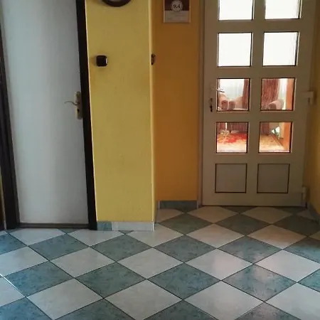 דירה Szanto Apartman שיופוק