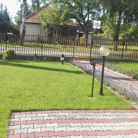 Szanto Apartman דירה *